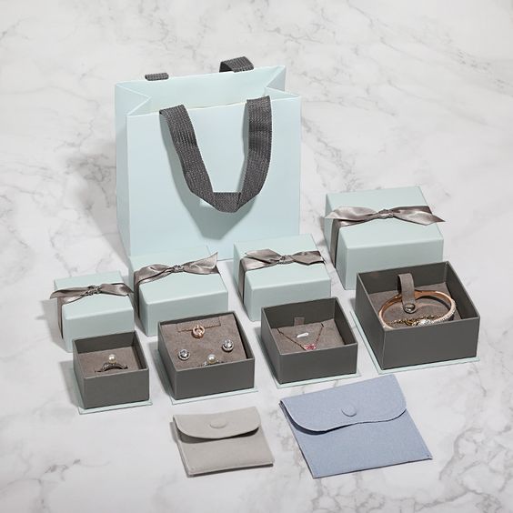 Chất Liệu Làm Nên Hộp Cứng Giấy Carton: Là chất liệu phổ biến nhất, giấy carton được dùng để làm thùng carton và hộp giấy cứng. Loại giấy này có thể có từ 3 đến 9 lớp, giúp tăng độ chắc chắn và bền bỉ cho hộp. Giấy Carton Bồi: Sau khi in ấn, giấy carton thường được bồi thêm duplex hoặc giấy mỹ thuật để tạo vẻ ngoài đẹp mắt và chuyên nghiệp hơn. Giấy Duplex: Với trọng lượng lớn và bề mặt tráng phủ, giấy duplex được sử dụng rộng rãi để in hộp cứng. Mặt lưng giấy có màu xám, tạo sự chắc chắn và cao cấp cho sản phẩm.