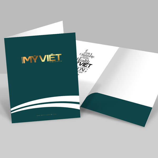 Các loại folder phổ biến: Folder giấy: Thường được làm từ giấy bìa cứng hoặc carton, có thể in logo, thông tin công ty, và thường dùng trong các buổi họp, hội nghị, hoặc làm tài liệu giới thiệu sản phẩm. Folder nhựa (PP/PVC): Được làm từ nhựa bền, chống thấm nước, thường được sử dụng trong môi trường văn phòng hoặc trường học. Folder bìa còng: Loại folder có kẹp còng kim loại bên trong để giữ tài liệu, thường được dùng cho các tài liệu cần sắp xếp theo thứ tự. Folder kẹp: Thiết kế có kẹp hoặc thanh gài để giữ tài liệu mà không cần đục lỗ. Folder không chỉ bảo vệ tài liệu mà còn giúp tổ chức các loại giấy tờ một cách hệ thống và chuyên nghiệp, đồng thời tạo dấu ấn thương hiệu khi được in ấn logo và thông tin công ty.