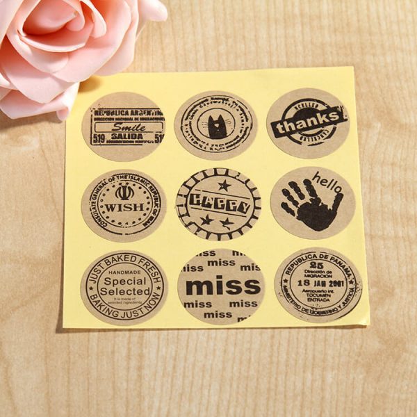 Yếu tố đầu tiên để xác định in decal có chất lượng hay không chính là chất liệu sản xuất và kích thước. Chất liệu làm decal rất phong phú và đa dạng như: decal giấy, decal nhựa, decal trong, decal sữa… Chọn đúng chất liệu giúp quá trình vận chuyển được thuận lợi và giúp decal sản phẩm được bảo vệ hoàn hảo, đảm bảo chất lượng trước các tác động của môi trường bên ngoài.