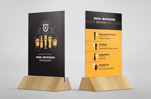Đặc điểm của standee để bàn: Kích thước nhỏ gọn: Thường có kích thước khoảng từ 15x20 cm đến 30x40 cm, phù hợp để đặt trên các bề mặt nhỏ mà không chiếm quá nhiều không gian. Chất liệu: Standee để bàn có thể làm từ các vật liệu như mica, nhựa cứng, giấy bồi, hoặc PVC foam để đảm bảo độ bền và khả năng đứng vững. Dễ di chuyển: Do kích thước nhỏ gọn và trọng lượng nhẹ, standee để bàn dễ dàng di chuyển, tháo lắp và đặt ở nhiều vị trí khác nhau trong không gian trưng bày. Thông điệp nổi bật: Standee để bàn thường được sử dụng để hiển thị các thông tin quan trọng như chương trình khuyến mãi, thông báo sản phẩm mới, thông tin liên hệ, hoặc lời kêu gọi hành động để thu hút sự chú ý của khách hàng ở khoảng cách gần.
